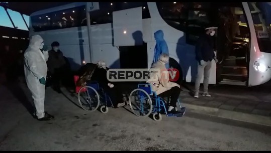 Erdhi nga Roma në karrige me rrota, qytetari: Kam ngelur jashtë, nuk kam si të hipi në autobus