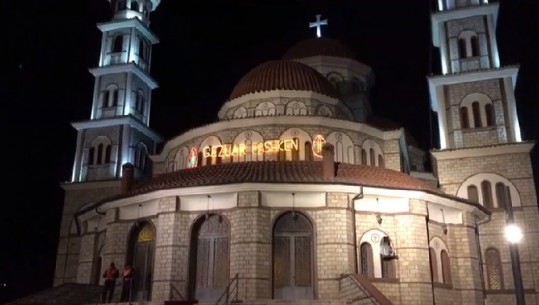 Korçë/ Kreativiteti i besimtarëve ortodoksë fiton mbi COVID-19 dhe frikën, marrin 'dritën e shpresës' nga ballkonet e shtëpive të tyre