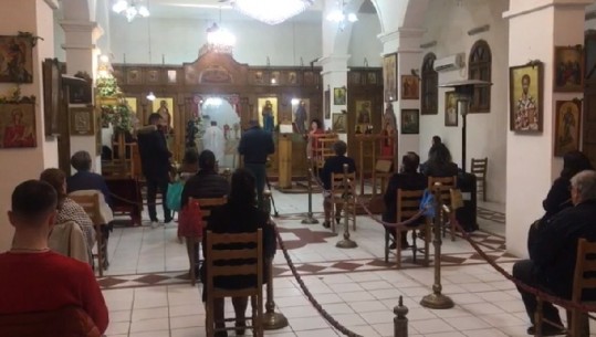 COVID-19 s'ndal ritet fetare as në Vlorë, shërbyesit e kishës marrin pjesë në ceremoni: Pashkë si pa njerëz. Shumë të varfëra... Zoti e bëftë mirë! (VIDEO)
