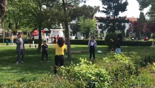 Rrugët dhe parqet e Shkodrës të mbushura me fëmijë, nënat nuk i rezistojnë një loje me top (VIDEO)