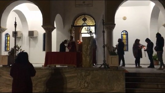 'Krishti u ngjall...'  Mesha e Pashkës jashtë kishës, besimtarët me qirinj në duar ruajnë distancën (VIDEO)
