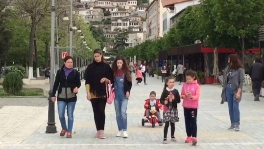 Në Berat bulevardi mbushet plot me nëna dhe fëmijë: Të kënaqur, por kjo të përsëritet të paktën dy herë në javë (VIDEO)