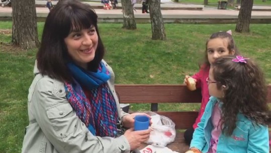 'Fëmijët nuk duan të ikin nga parku', nëna në Korçë: Vajzën e porosita të mos përqafojë shokët dhe shoqet (VIDEO)