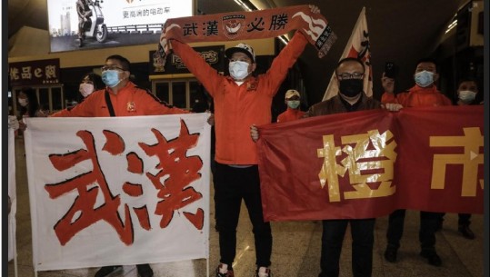 Ekipi i Wuhan Zall kthehet në atdhe pas 104 ditësh, tifozët e mirëpresin mes pankartash e brohorimash (VIDEO)