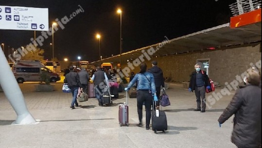 Riatdhesimet/ Mbërrin avioni i dytë me shqiptarë nga Italia brenda ditës së sotme