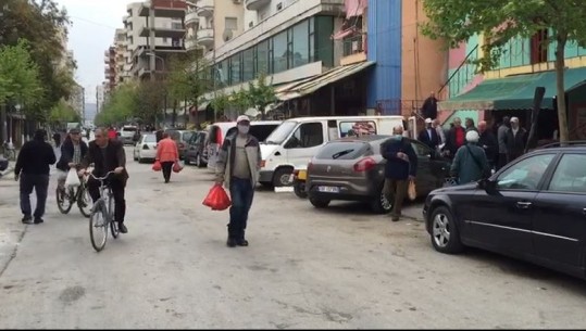 Fieri zgjohet i zhurmshëm, automjete të shumta në rrugë dhe tregje të mbushura plot (VIDEO)