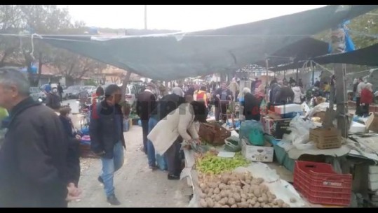 Pa distancë, as maska e doreza! Situatë kaotike në Lushnje, mbyllet tregu në Lezhë, tunel dezinfektimi në Kurbin (VIDEO)