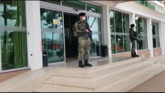 Të karantinuarit në Durrës shijojnë detin nga ballkonet, hoteli i blinduar, ushtarët të armatosur deri në dhëmbë (VIDEO)
