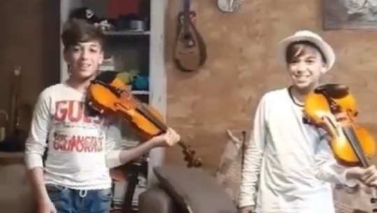 Mirko e Valerio luajnë 'Viva la vida', dy violinistët e vegjël italianë përformojnë nga shtëpia
