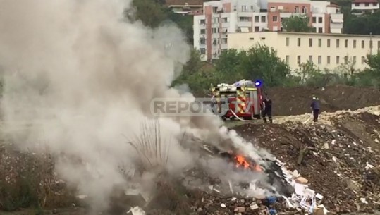 I vihet zjarri plastikave hedhur buzë lumit Osum, kundërmon era e keqe në Berat...Zjarrfikësit shuajnë flakët (VIDEO)