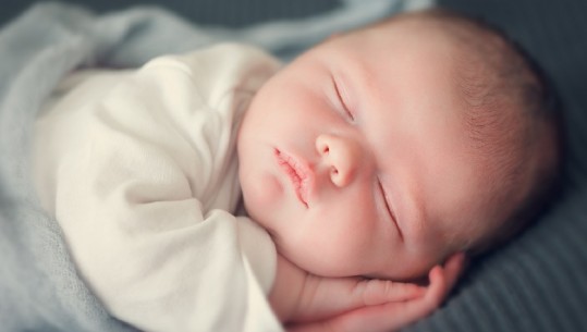 Ornela Kullolli flet për terapinë e gjumit, ja si të 'disiplinoni' bebet tuaja