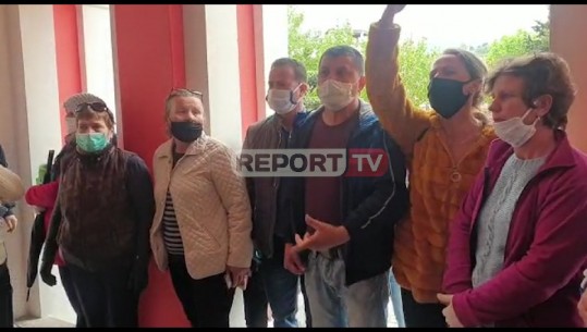 Mbyllja e 'Tregut të Orizit'! Tregtarët protestë para bashkisë Vlorë: S'do ta hapin më, po vdesim për bukë, s'jemi serbë (VIDEO)