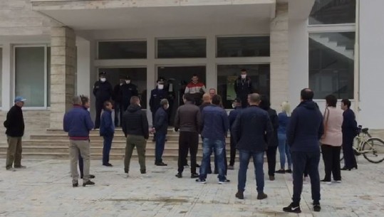 Protestuan para bashkisë Berat, tregtarët ambulantë pas takimit me kryetarin: Nuk mund të presim burokracitë