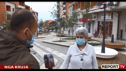 'I ka vdekur e ëma'! E moshuara thyen karantinën për t'i blerë tortën e ditëlindjes nipit: Pallatin e shembi tërmeti (VIDEO)