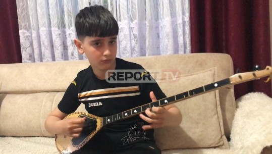 Karantina ndryshe e familjes në Kukës, fëmijët gëzojnë edhe pallatin: Po luajmë në kitarë dhe çifteli (VIDEO)