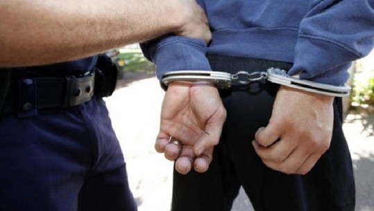 Theu 'arrestin në shtëpi' e kërcënoi me thikë policin, arrestohet 46-vjeçari në Mirditë 