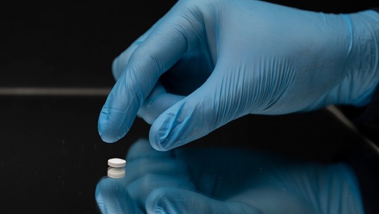 Laboratori farmaceutik ushtarak në Itali prodhon ilaçin e parë anti-Covid