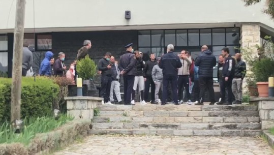 Të karantinuarit në Korçë protestë para hotelit: S'kemi të pagujmë, të paktën shteti të na heqë pjesën e ushqimit (VIDEO)