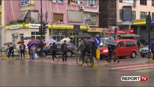 Tirana 'harron' COVID-19, rrugët plotë! Qytetarët s’binden, lëviznin mbi dy persona në makina/ Vëzhgimi i Report TV