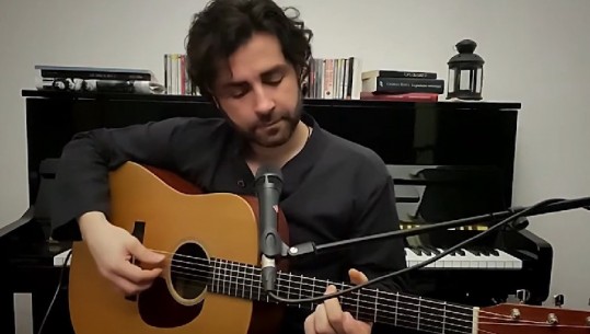  Vlashent Sata këndon me kitarë në karantinë  këngën arbëreshe “Kopile moj kopile” (VIDEO)