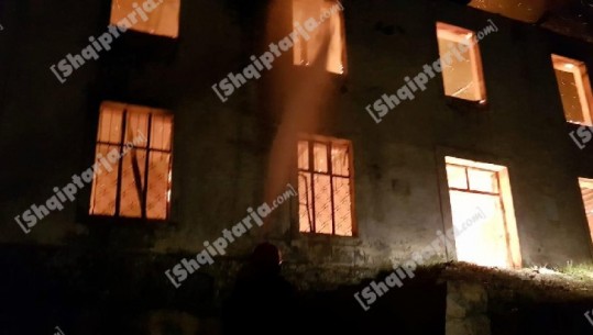 Një banesë përfshihet nga flakët në Gjirokastër, dyshohet për zjarrvënie të qëllimshme