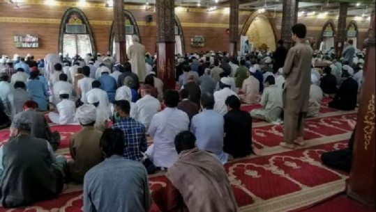 Pakistani lejon hapjen e xhamive gjatë Ramazanit, qeveria komplet 'e pafuqishme' përballë klerit