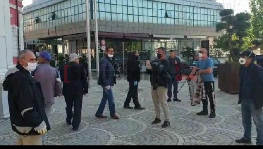 Mbyllja e 'Tregut të Orizit' në Vlorë, tregtarët sërish protestë te bashkia: Jemi në rrugë, duam zgjidhje (VIDEO)