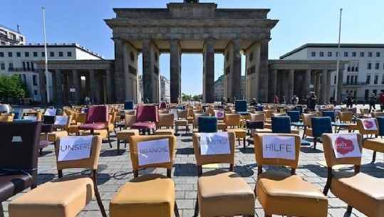 Covid, në Gjermani operatorët e hoteleve, bareve dhe restoranteve protestojnë me karrige dhe tavolina (FOTO)