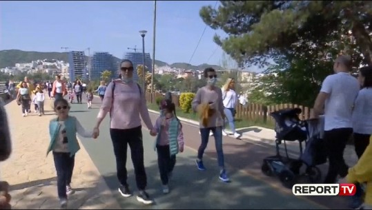 Jo vetëm nëna me fëmijë, Parku i Liqenit i tejmbushur me të moshuar dhe baballarë (VIDEO)