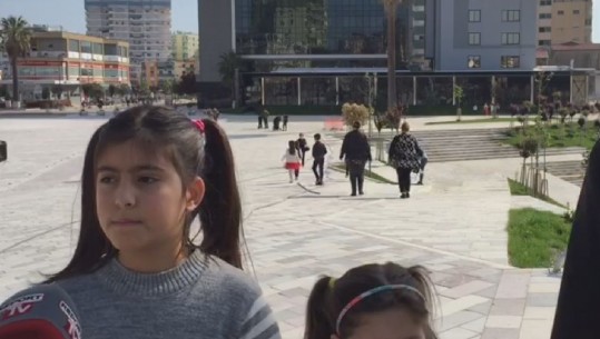 Me gjyshen shëtitje pas karantine, fëmija në Fier: E puth mamin, më ka mbetur në Gjermani (VIDEO)