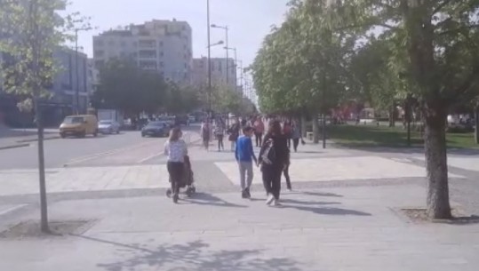 Në Lushnje nënat me fëmijë mbushin rrugët, por bashkia nuk i lejon në parqet e qytetit (VIDEO)