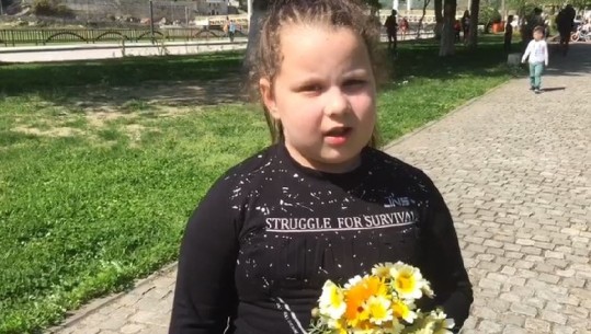'Xhaxhi Edit do t'i kërkoja të dilja dy herë në javë', vogëlushja në Berat: Sot është dita e nënave dhe fëmijëve (VIDEO)