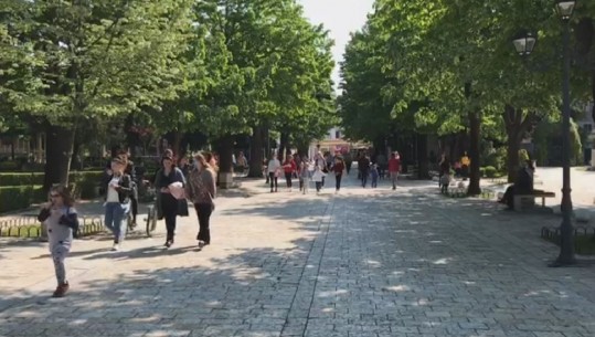 Shkodra si Tirana, qyteti jo vetëm me nëna dhe fëmijë, por edhe të moshuar e burra (VIDEO)