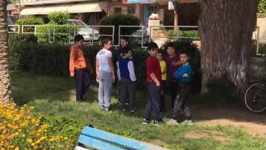 Saranda e mbushur me nëna me fëmijë, burra dhe të moshuar, por në rrugë pa asnjë masë sigurie (VIDEO)