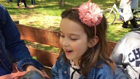 'Kisha një muaj e gjysmë pa dalë', vogëlushja në Korçë: Sot jam shumë e lumtur (VIDEO)