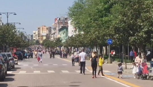 Elbasani sot si në Ditën e Verës, qyteti gumëzhin nga nënat me fëmijë (VIDEO)