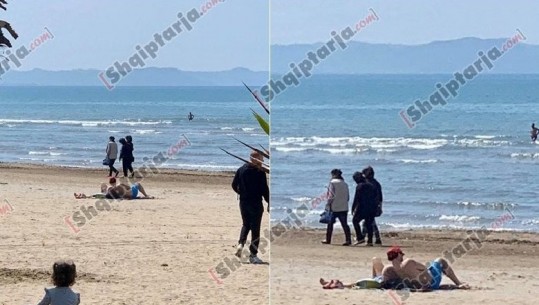 Në Durrës jo vetëm nëna me fëmijë, por edhe burra duke bërë plazh 