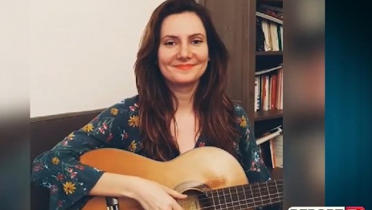 Blerta Zhegu me kitarë, sfidon karantinën në Paris duke interpretuar këngën ikonike të Qamiles (VIDEO)