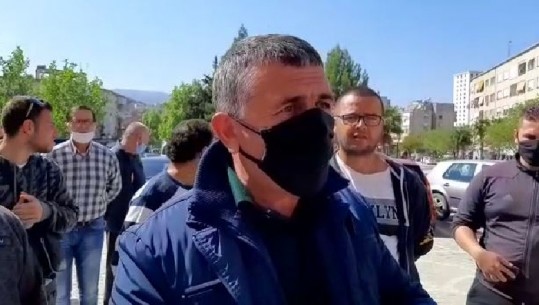 'Le të vijë policia, ne nesër në 7 do jemi në punë!', Tregtarët e tregut të Orizit në Vlorë:  Atje tej shesin në zhavorr (VIDEO)