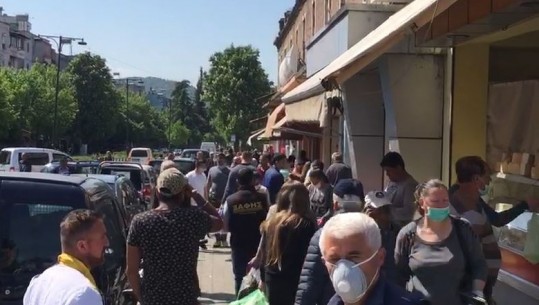 Nuk është në zonën e gjelbër, Elbasani gumëzhin si në përditshmëri, grumbuj njerëzish në rrugë dhe në tregje (VIDEO)