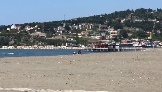 Nuk është zonë e gjelbër, por disa qytetarë nuk i rezistojnë diellit në Shëngjin, shëtitje buzë detit (VIDEO)