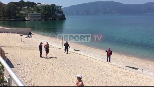 Vlonjatët s'i rezistojnë detit, por kënaqësia u zgjat shumë pak...i shpërndan policia (VIDEO)