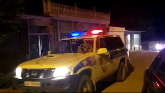 VIDEO/ Momenti kur policia rrethon shtëpinë e 57-vjeçarit me probleme mendore që terrorizoi fshatin, fshehu armën poshtë krevatit 