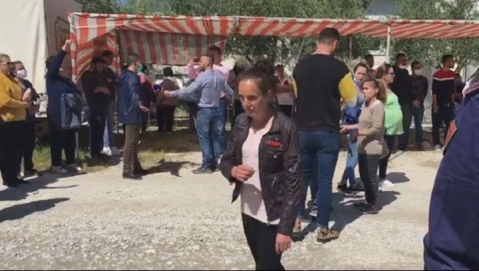 Punëtorët e një fasonerie në protestë në Vlorë: Kemi një muaj e gjysmë mbyllur, duam pagën e luftës (VIDEO)