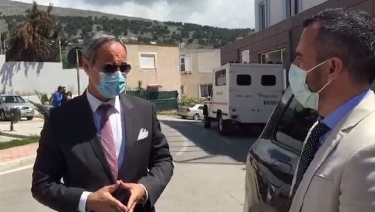 Ndihmë me maska, doreza dhe dezinfektant, konsulli grek në Gjirokastër: Kjo për mjekët në këto kohë të vështira