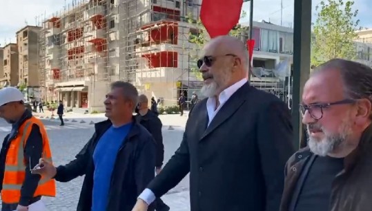 'Këto pallate thyejini me ndonjë ngjyrë', Rama inspekton bulevardin në Vlorë: Shumë bukur ka dalë! Gjiknuri: S'po i heq dot sytë (VIDEO)