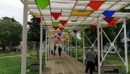 Të moshuarit në Elbasan sfiduan shiun, me çadra në bulevard dhe në parkun e qytetit