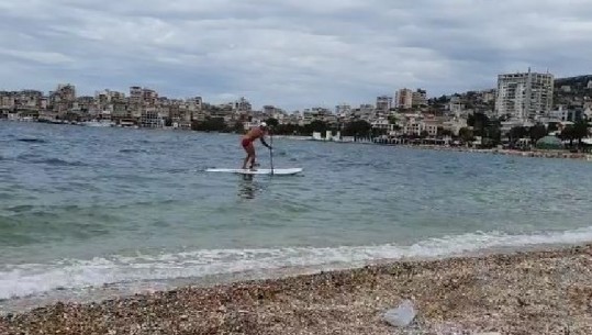 E ndaluar me ligj, por sërfisti në Sarandë nuk i reziston detit (VIDEO)