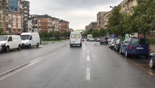 Shiu penalizon të moshuarit dhe prindërit me fëmijë në Shkodër, lëvizjet me pikatore në qytet