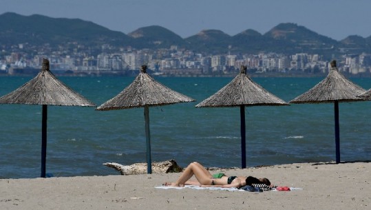 Golemi pushtohet nga vizitorët, shëtitje në bregdet e rreze dielli të shtrirë në rërë (FOTO)